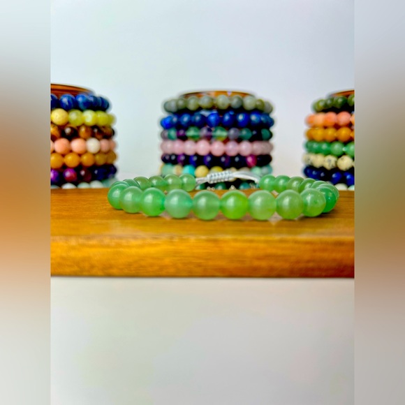 Handmade genuine gemstone bracelet. This Adventurine bracelet is adjustable. - Picture 1 of 6